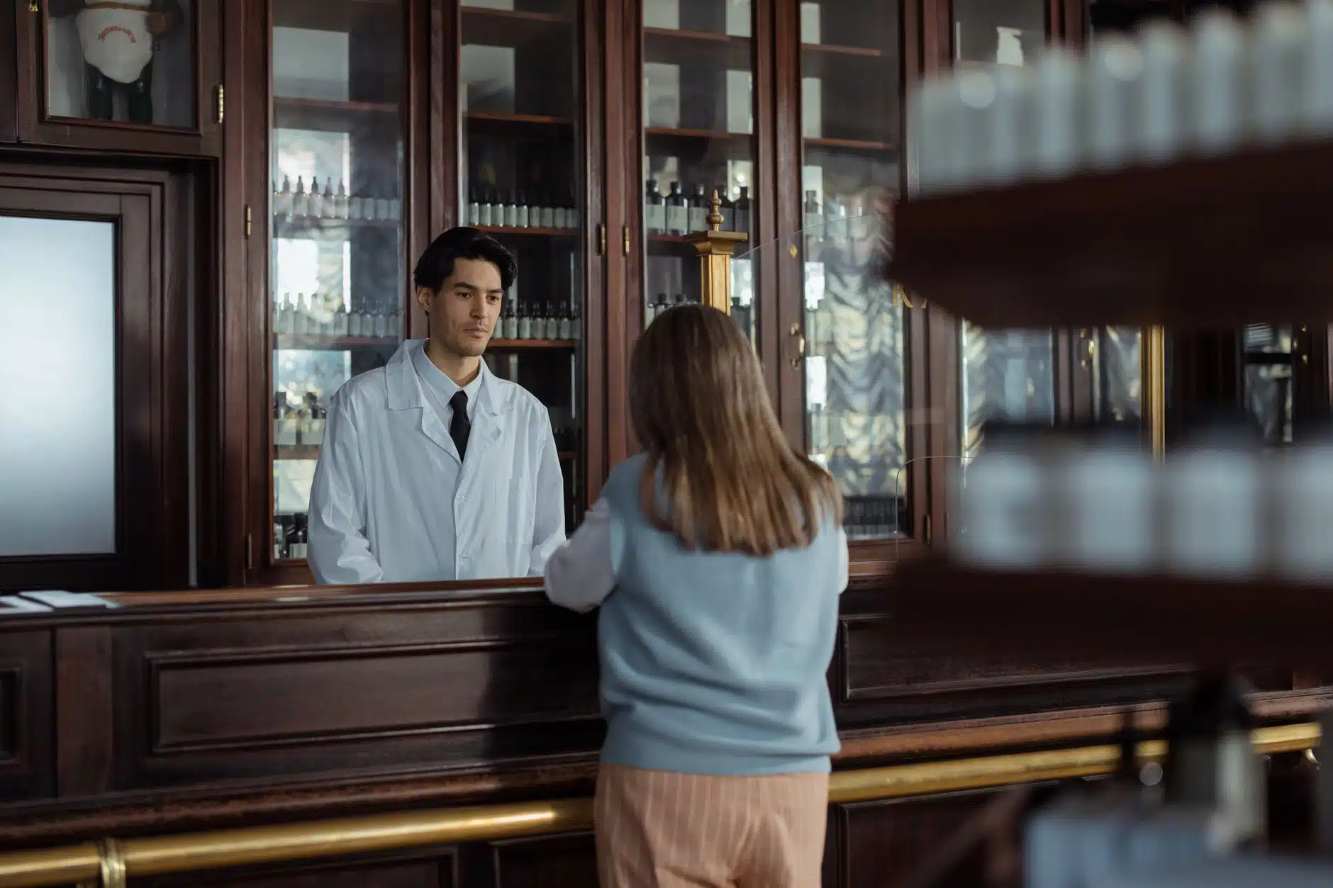 Farmaceuta udzielający porady dotyczącej leków