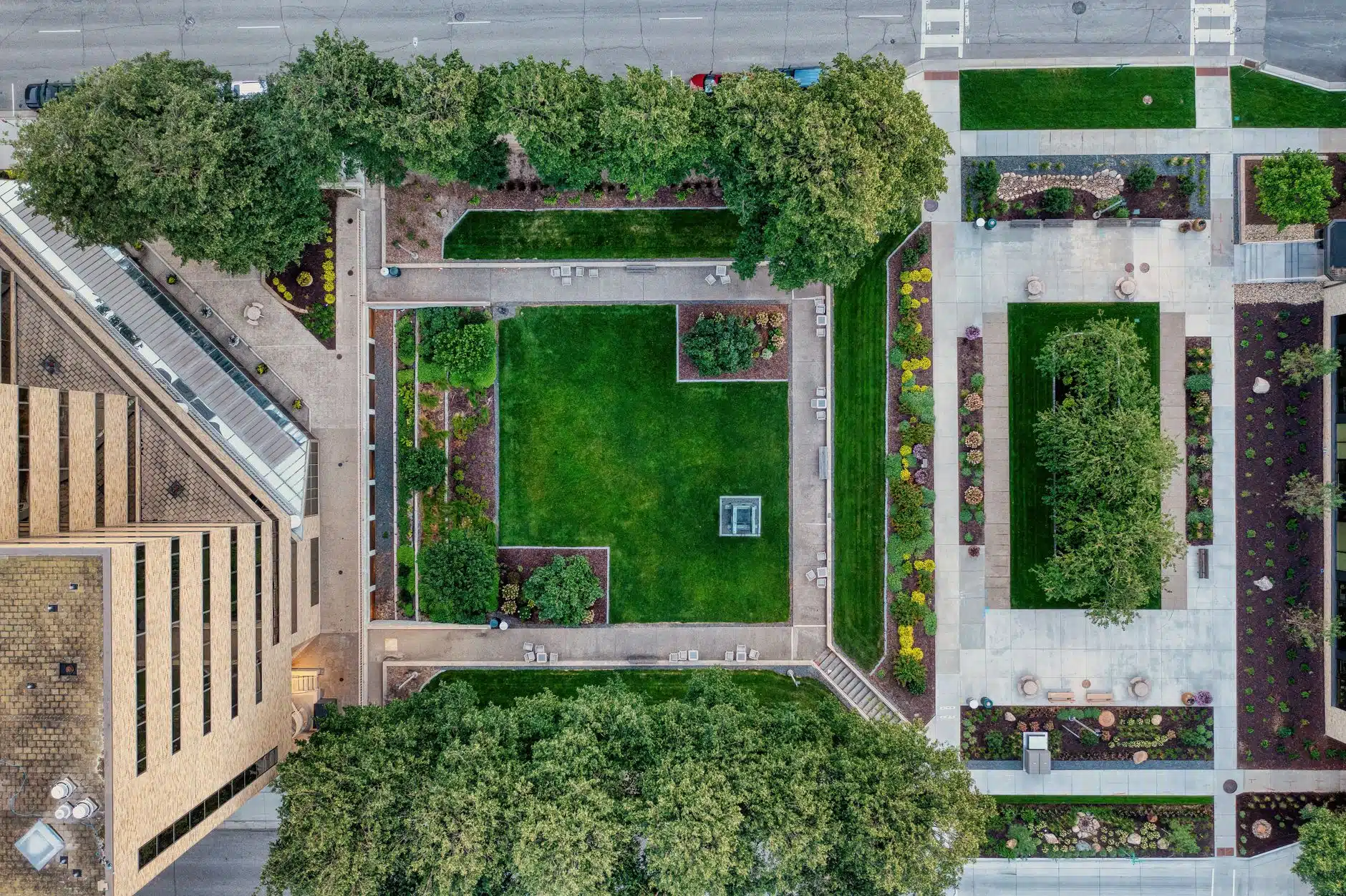 Architekt krajobrazu planujący projekt ogrodu
