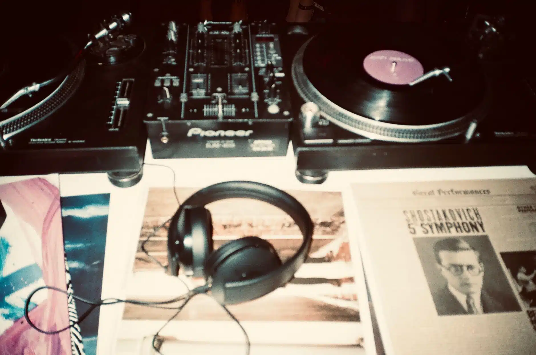 Gramofon DJ-ski i słuchawki na konsoli