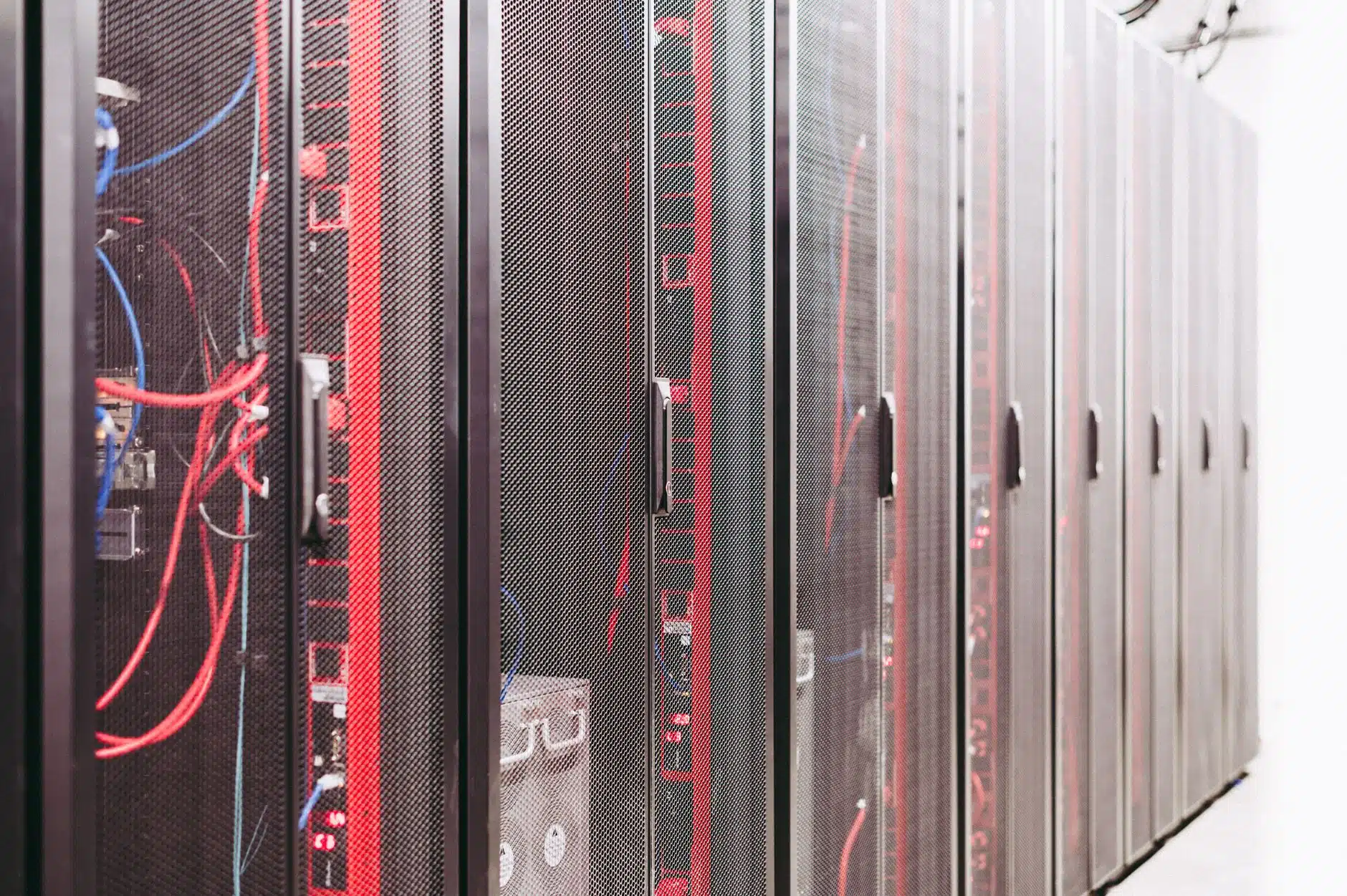 Serwerownia z infrastrukturą sieciową dostawcy internetu
