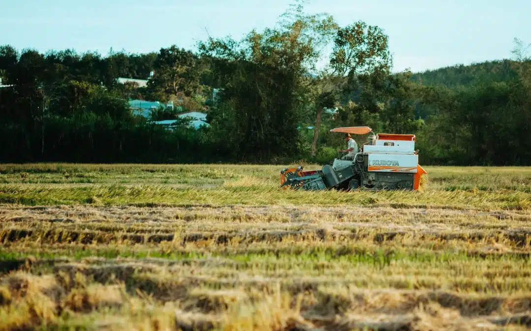 Traktor pracujący na polu gospodarstwa rolnego