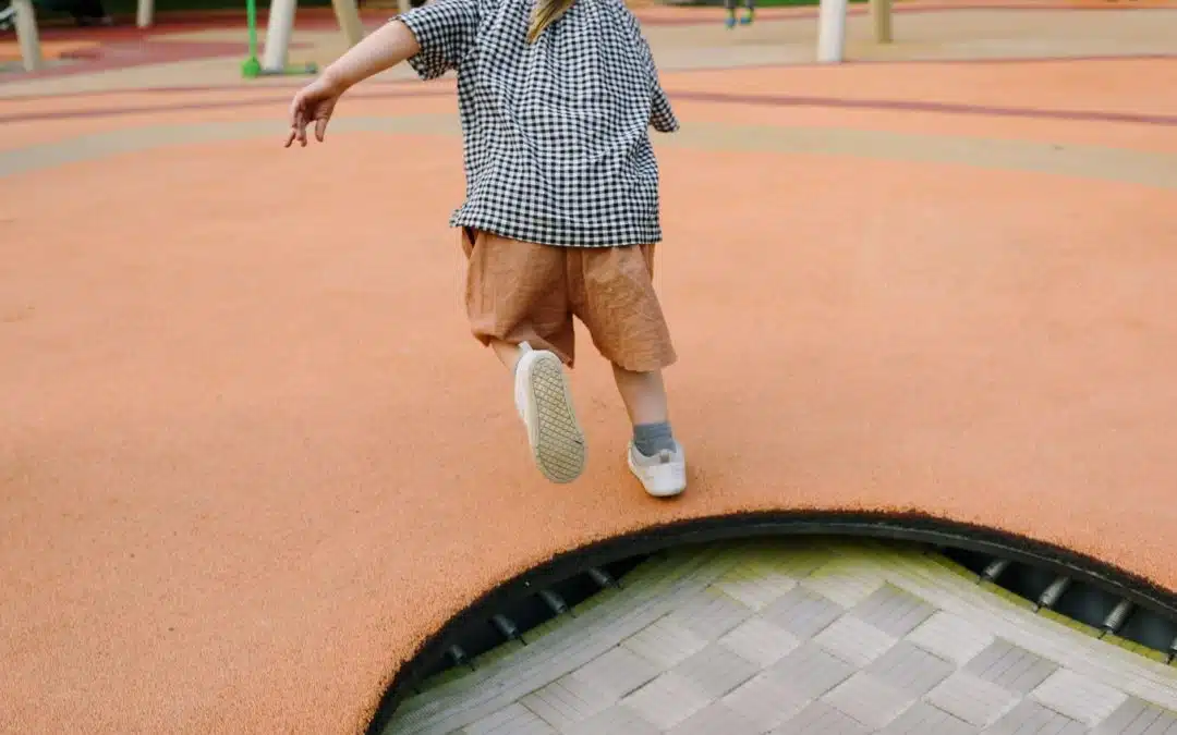 Osoby skaczące w parku trampolin