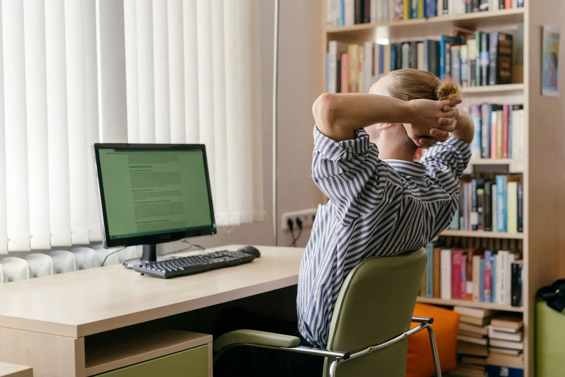 Uczeń uczestniczący w kursie online przy komputerze