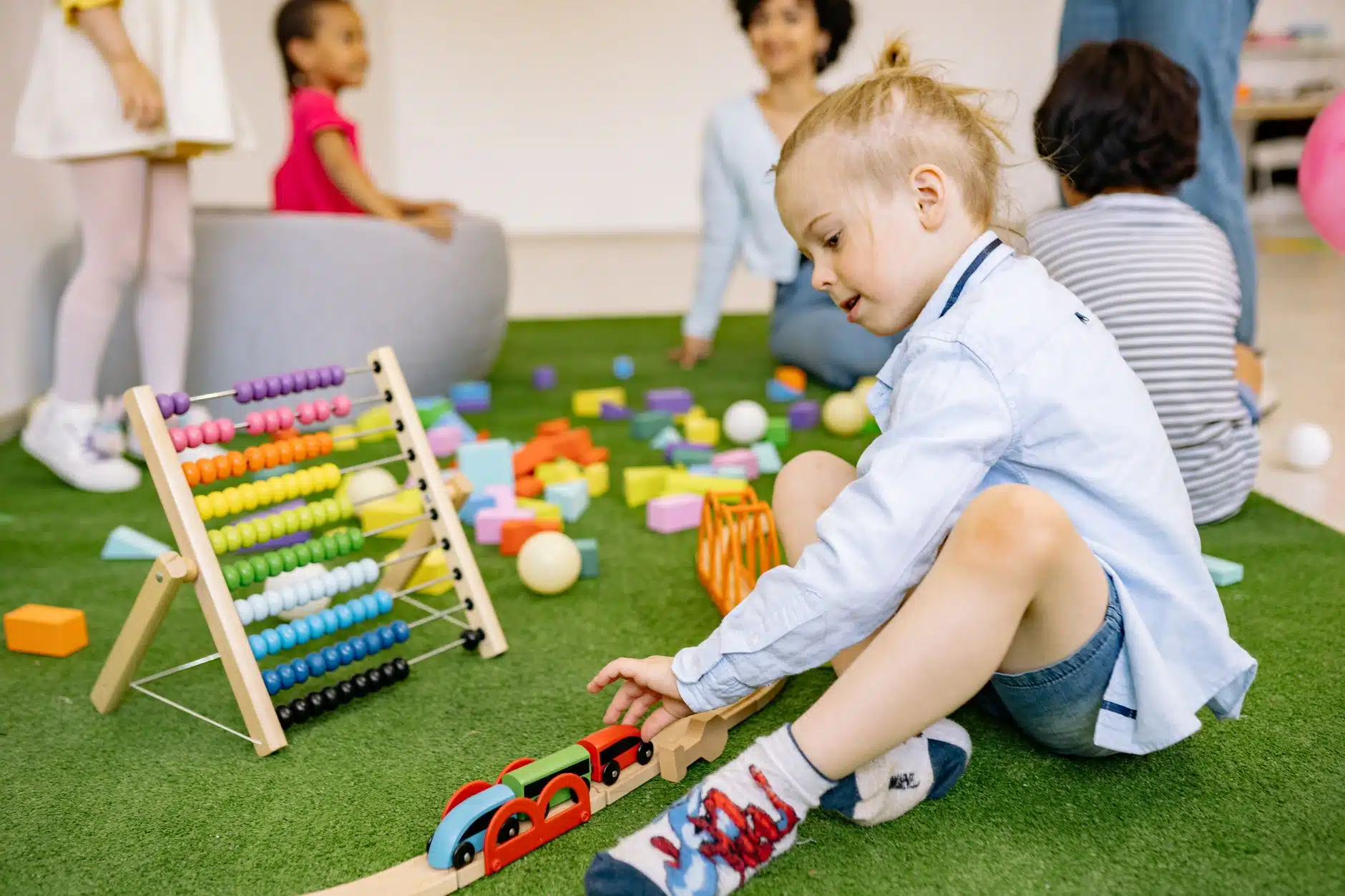 Sala przedszkolna z zabawkami edukacyjnymi