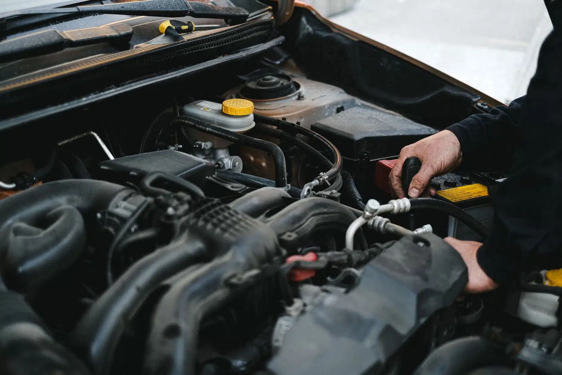 Mechanik pracujący przy silniku samochodu