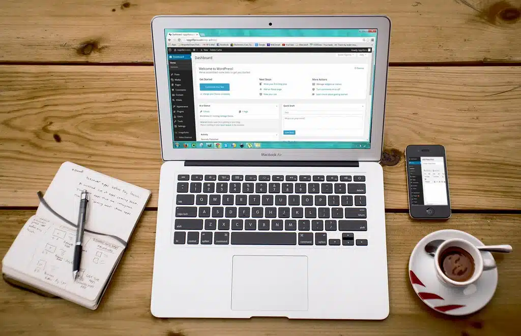 Laptop z otwartą witryną internetową — praca z systemem WordPress